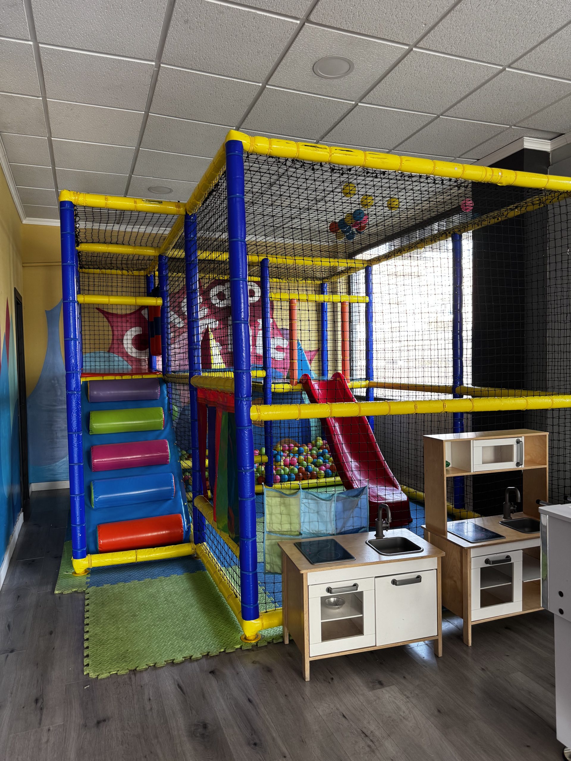 Parque de bolas infantil con tobogán sala de cumpleaños Moratalaz