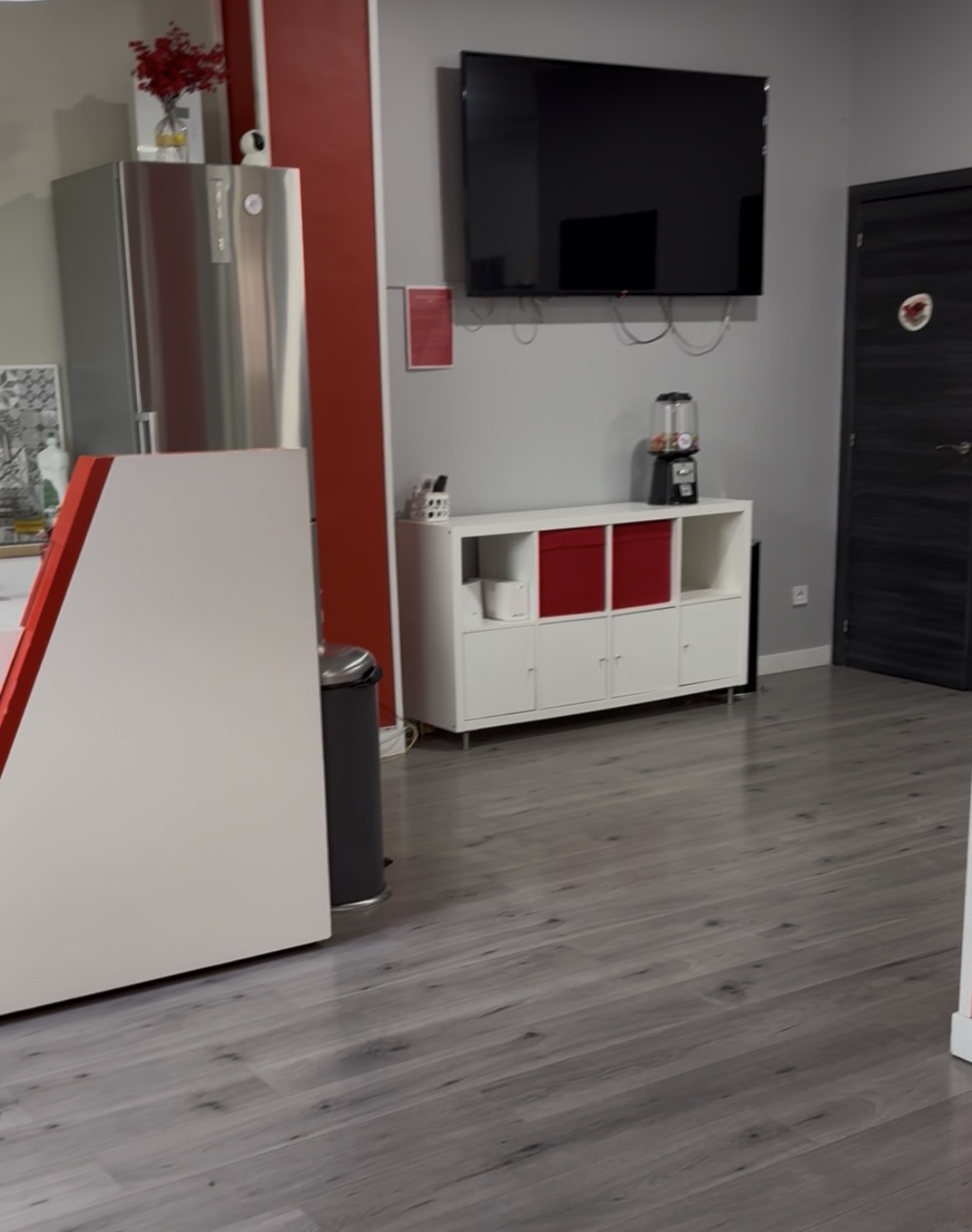 TV 65 pulgadas 4K y office equipado en sala de eventos Madrid